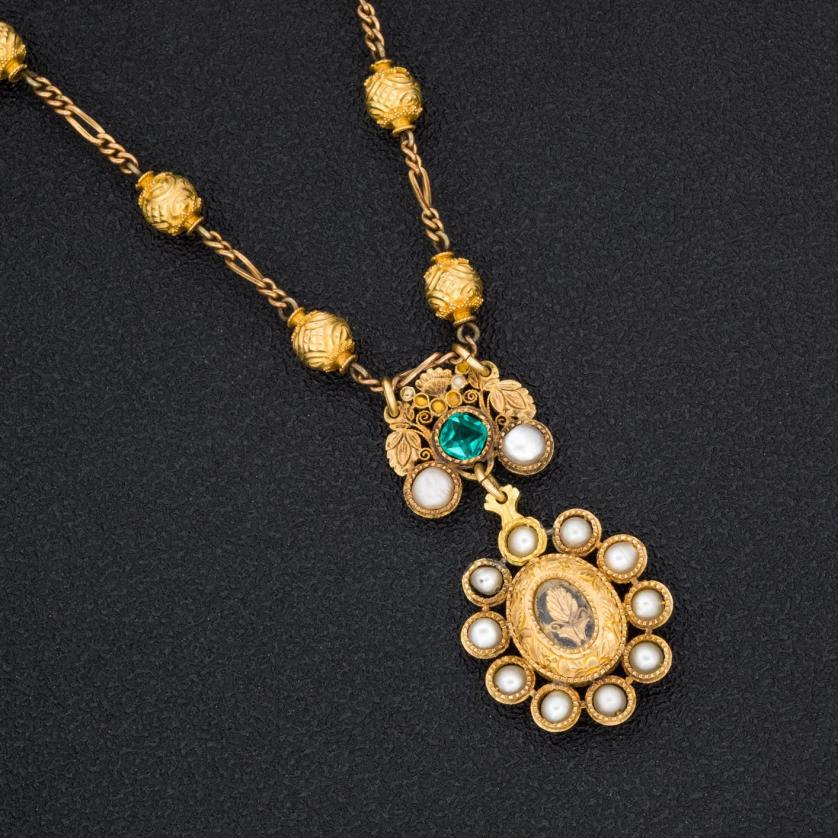 Collar de oro con perlas y símil esmeralda