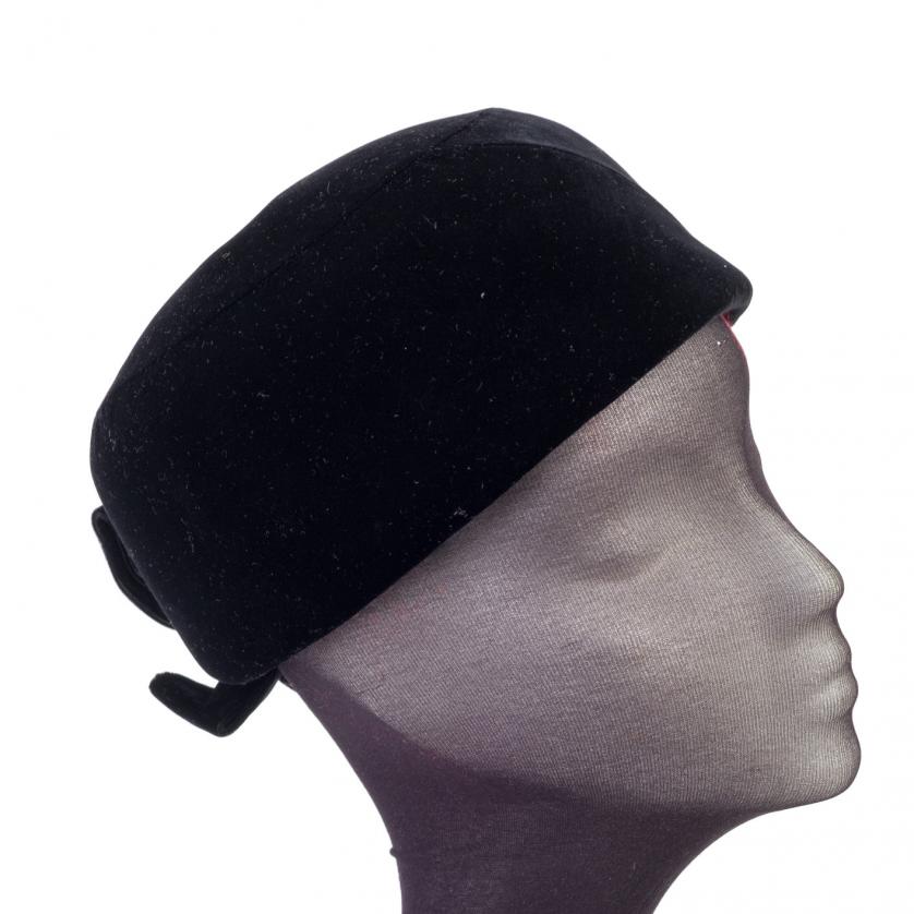 Balenciaga. Sombrero de terciopelo negro