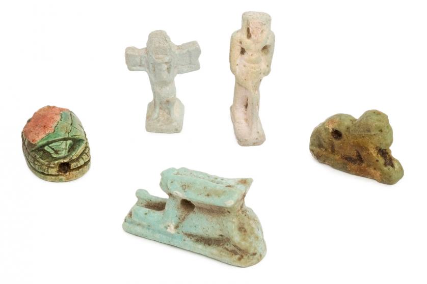 Conjunto de amuletos egipcios.