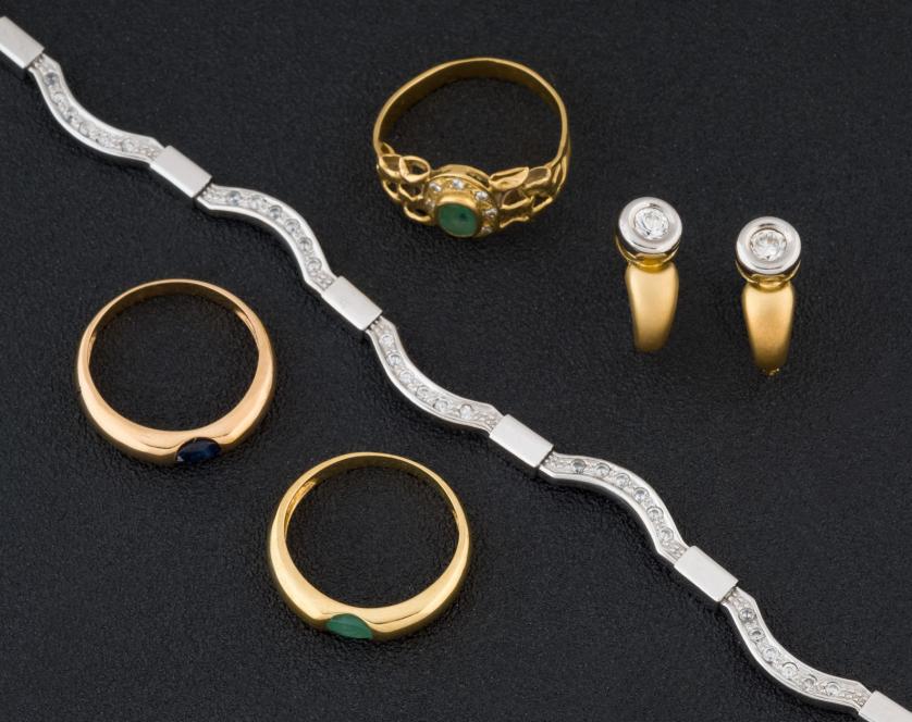 Pulsera,  pendientes y tres anillos de oro