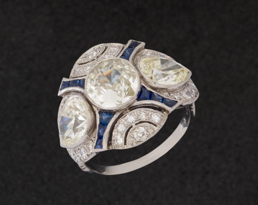 Gran anillo de platino, diamantes y zafiros