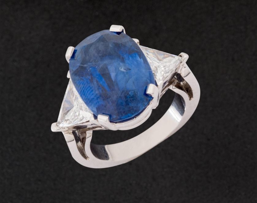 Great sapphire and diamond gold ring