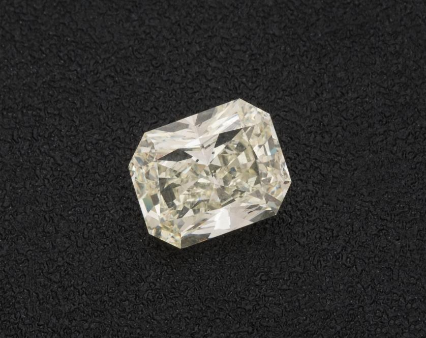 Diamond 5.03 cts. radiant cut. K.Yes1