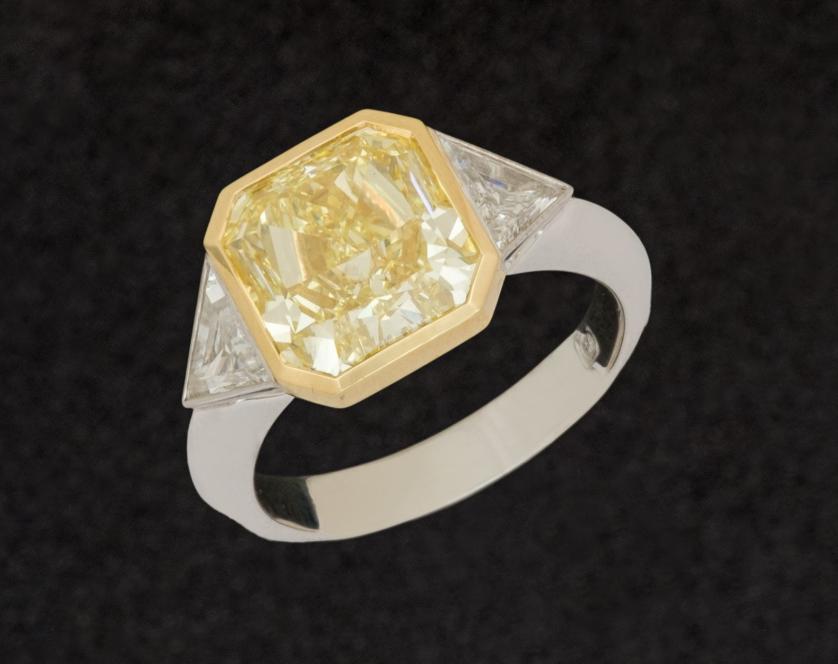 Anillo de oro con diamante fancy yellow 5,01 ct