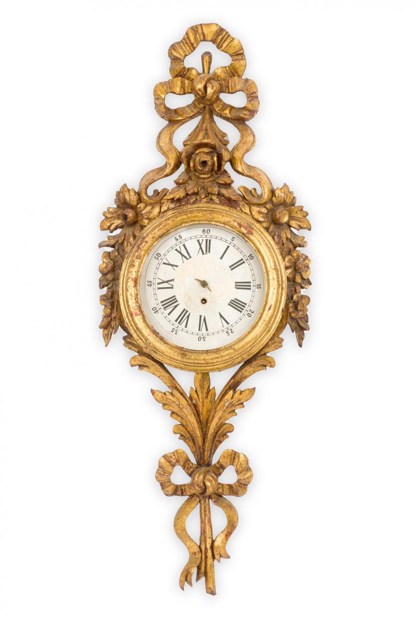 Reloj de colgar en madera dorada. S. XX