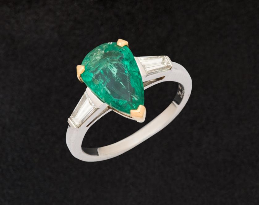 3.51 cts emerald and diamond ring