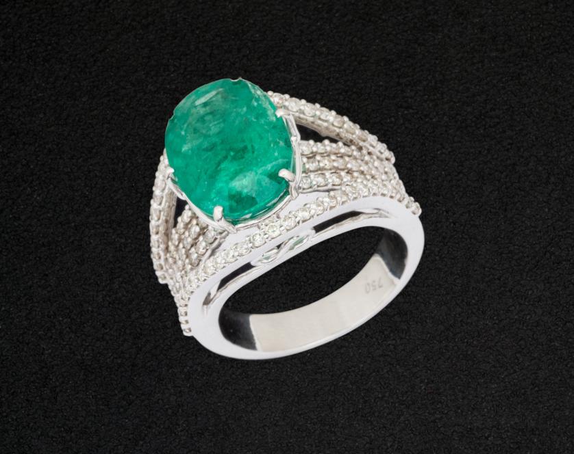 Emerald7.25 cts and diamond ring