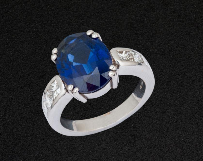 Anillo con zafiro azul 6,40 cts y diamantes