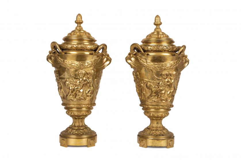 Pareja de urnas en bronce dorado. Francia, S. XIX
