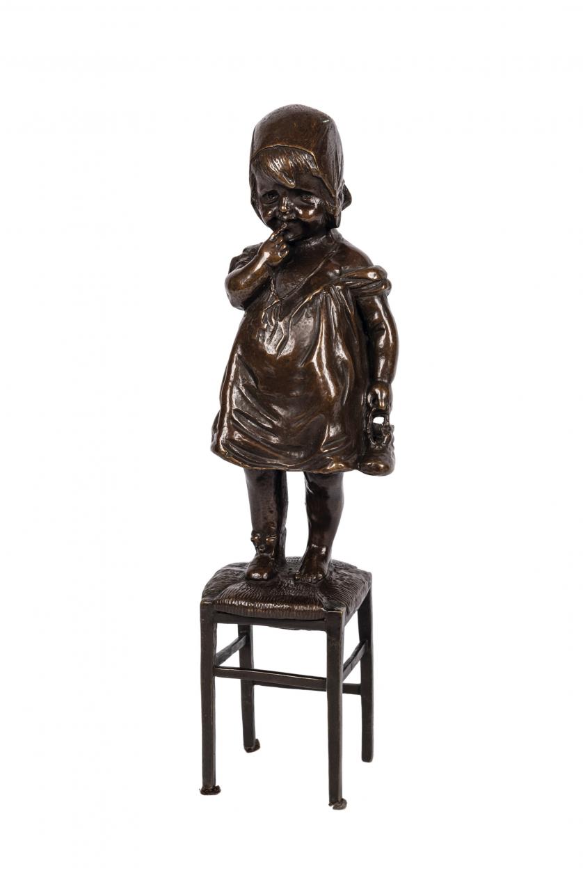Juan Clará. Escultura en bronce de niña