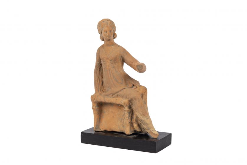 Figura femenina griega sedente