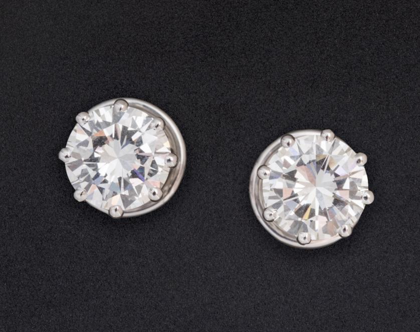 1.57 and 1.56 cts earrings IF-VVS. Color II