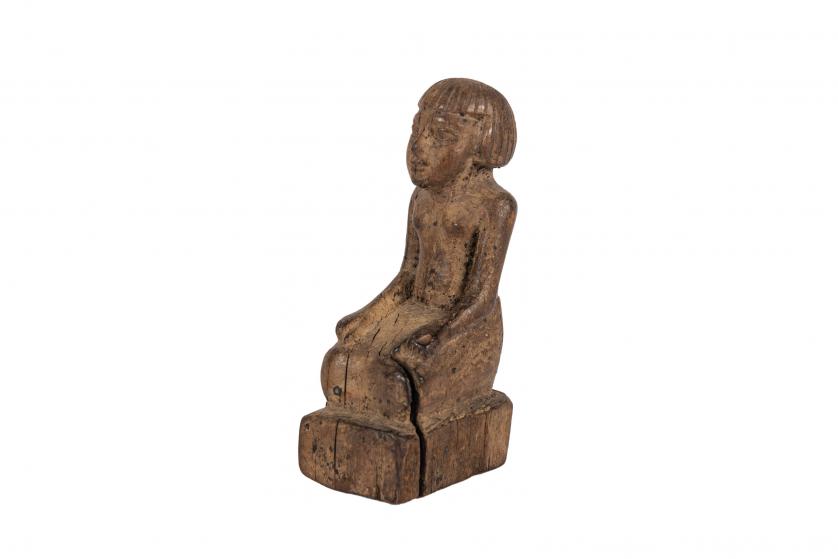 Escultura personaje sedente en madera