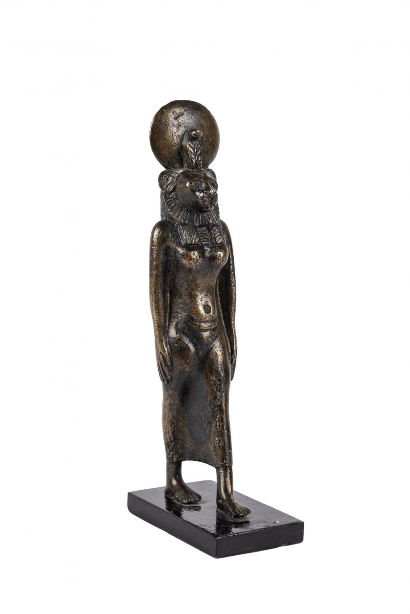 Figura de la diosa Sekhmet de bronce