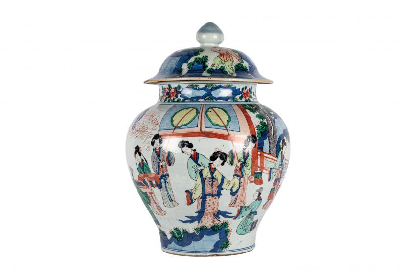 A Wucaï porcelain vase 17th Century
