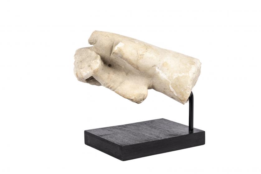 Fragmento de mano romana de mármol