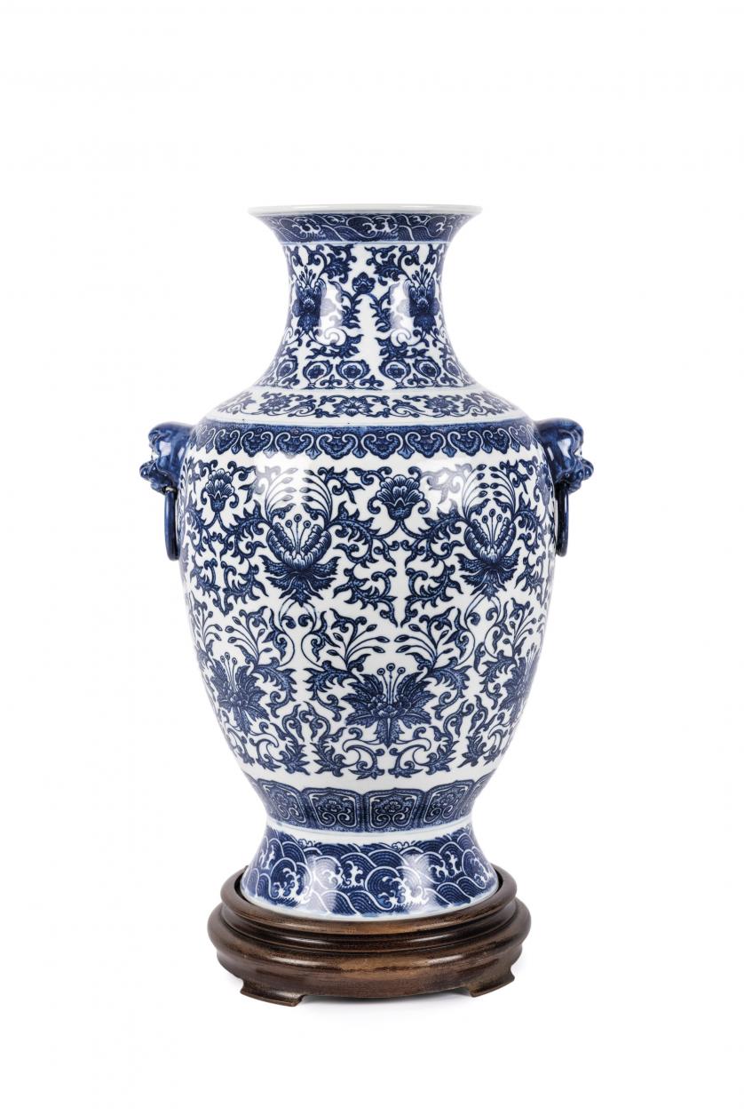 Jarrón en porcelana china azul y blanca S. XX