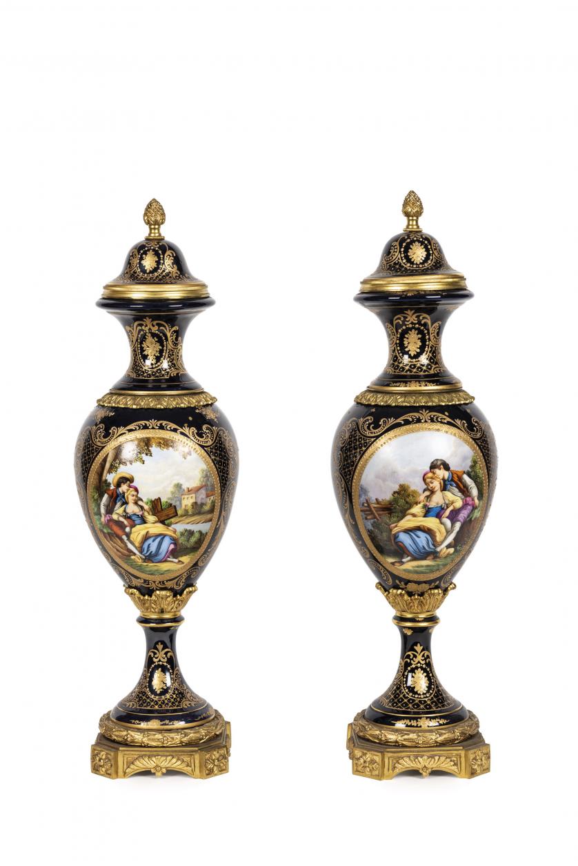 Pareja de jarrones en porcelana tipo Sèvres S. XX