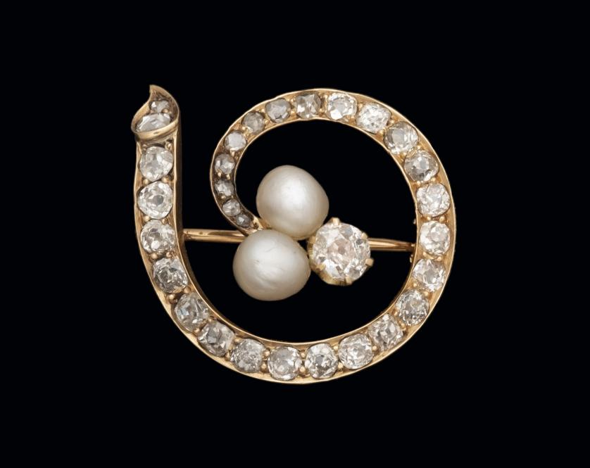 Broche S. XIX, con dos perlas y diamantes