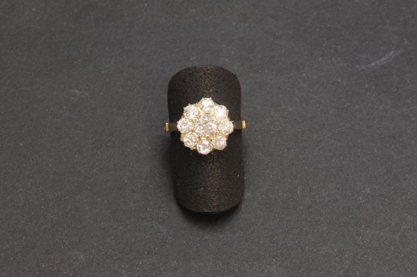 Sortija de oro rosetón diamantes talla antigua