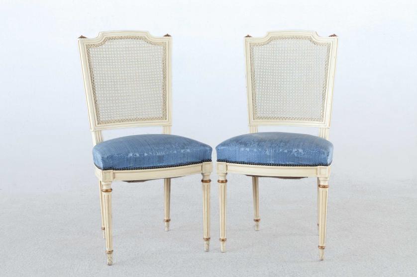 Doce sillas estilo Luis XVI
