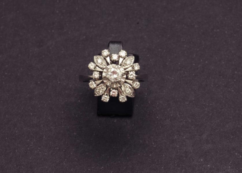 Gold rosette ring with diamonds