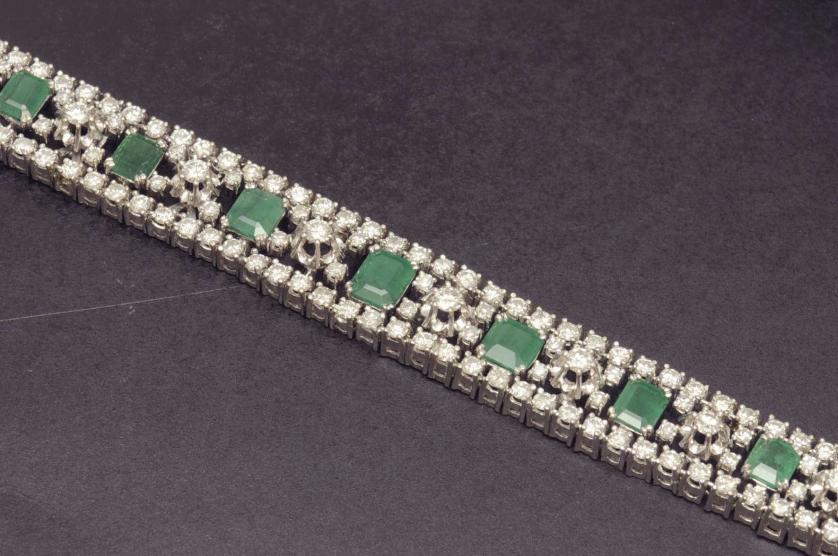 Gold bracelet with emeralds and diamonds