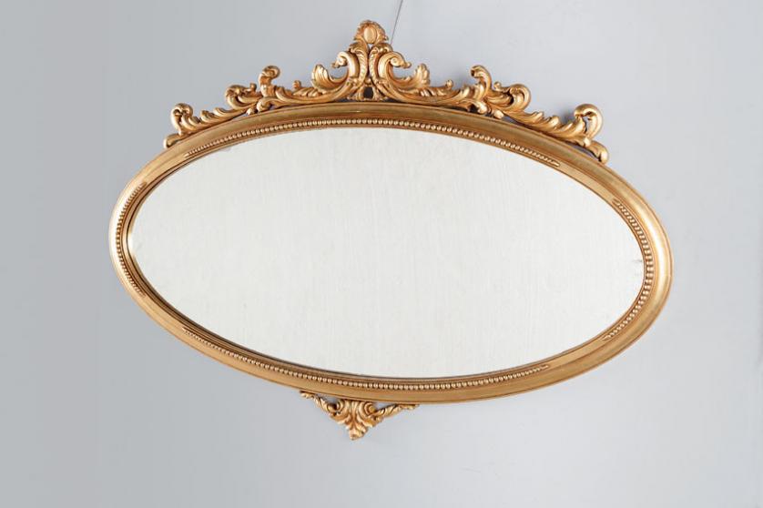 Espejo oval de madera dorada