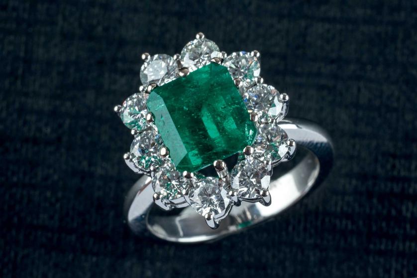 Gold ring with emerald and diamonds