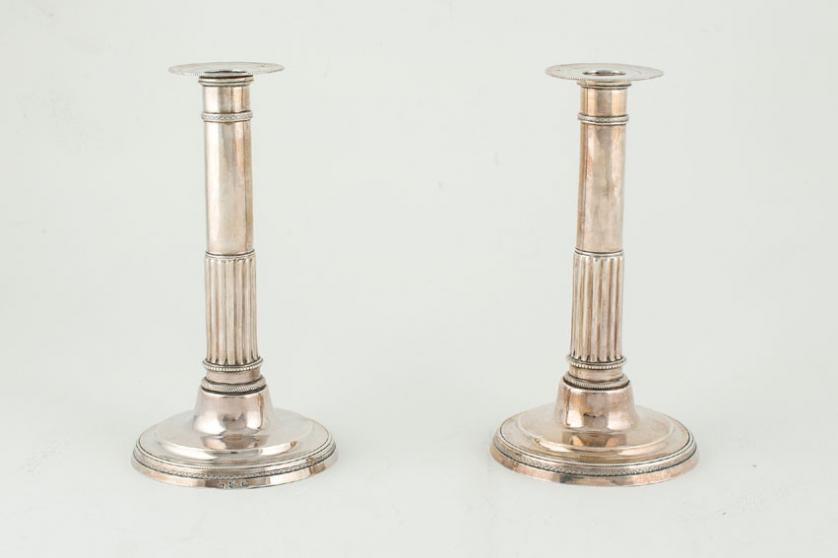 Pareja de candeleros de plata española. C. 1813