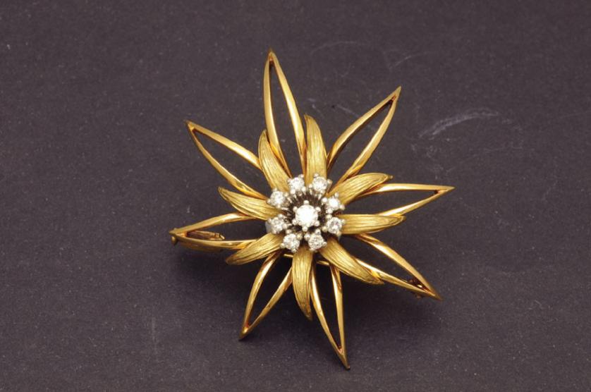Broche de oro en forma de flor con diamantes