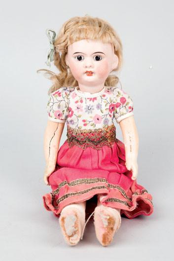Antigua muñeca con vestimenta regional