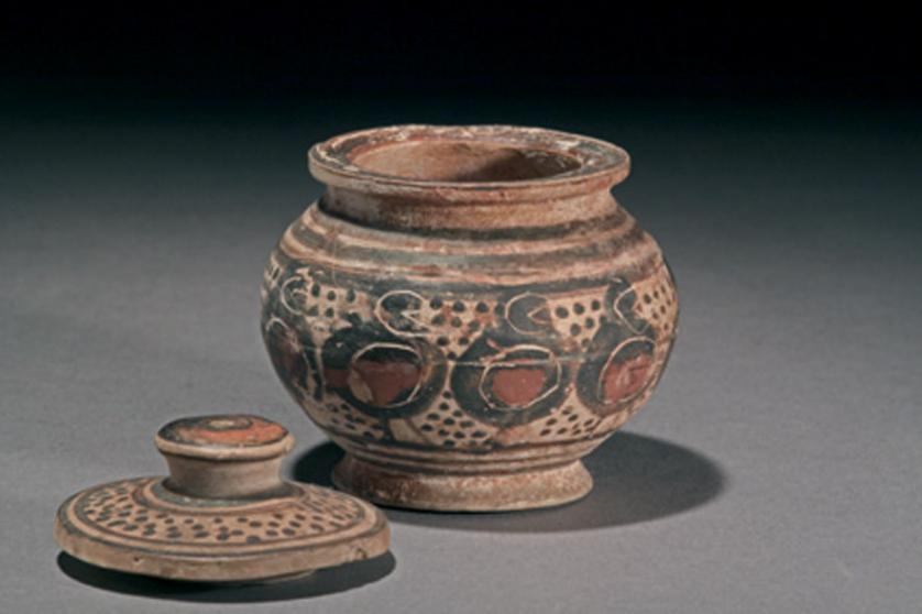 Greek Pixide made of terracotta. circa 600-550 BC