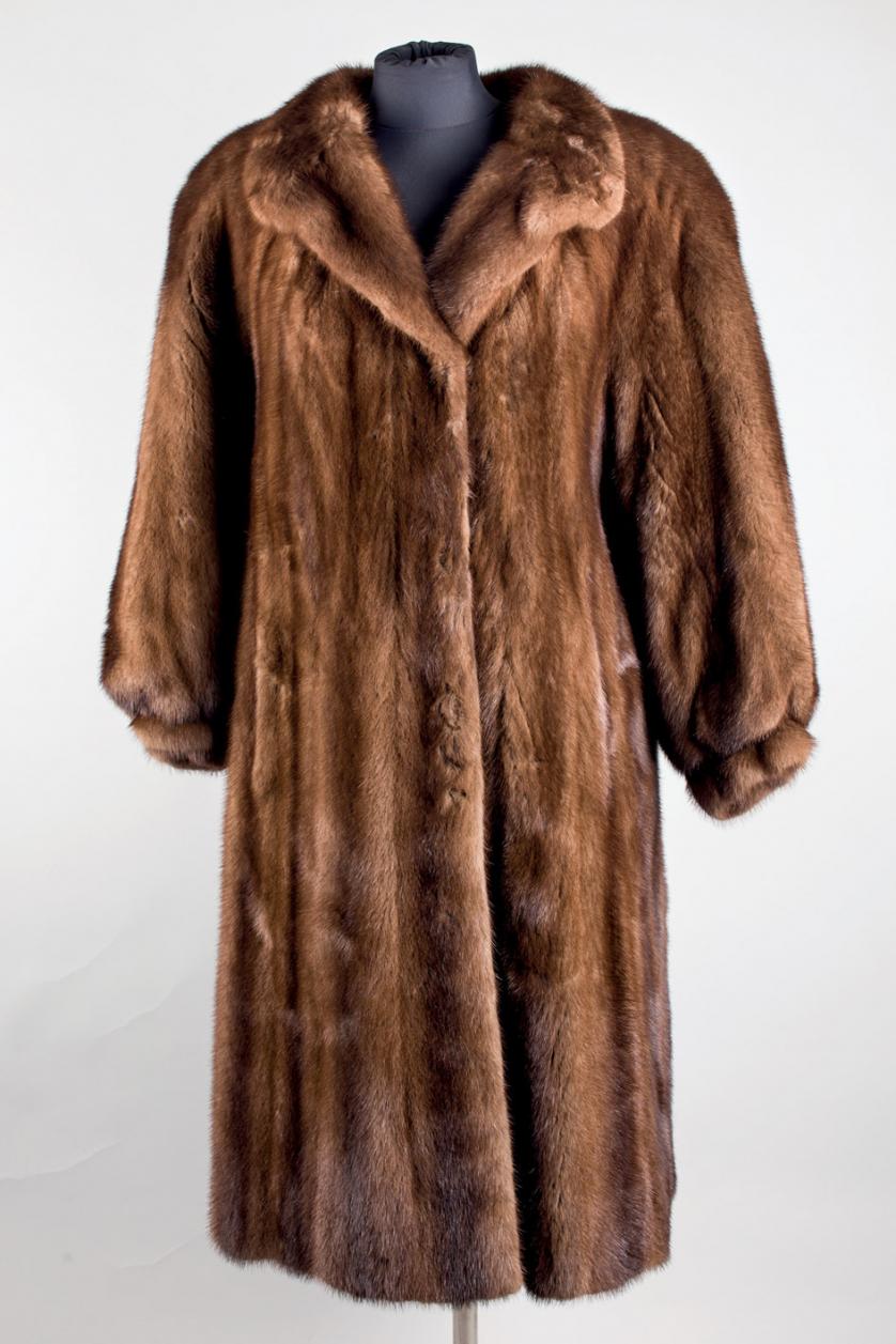 Abrigo de piel de visón marrón.