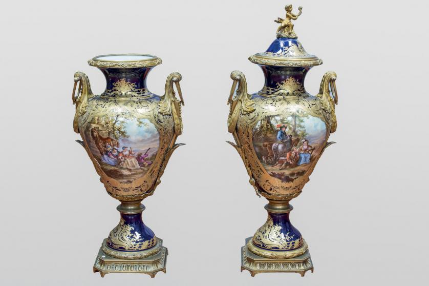Pareja de jarrones de porcelana de Sèvres. S. XIX