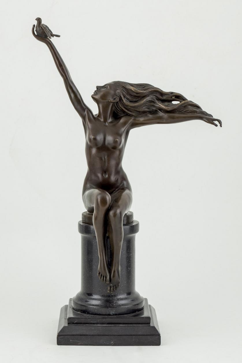 Figura femenina en bronce