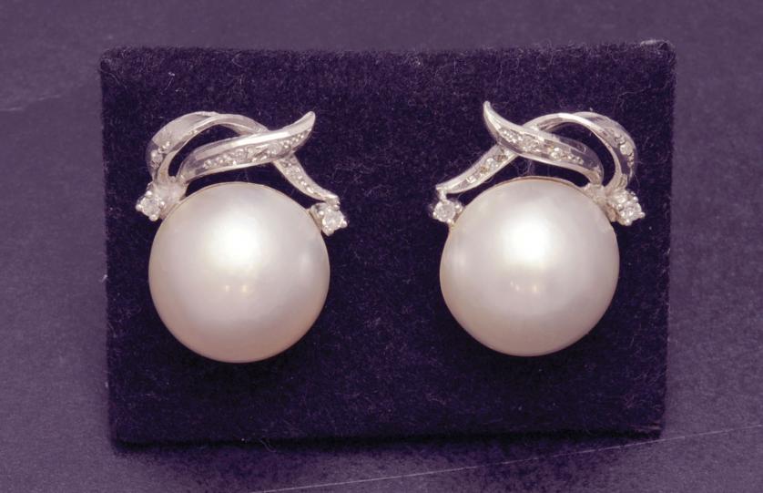 Gold earrings with mabe pearl and diamonds