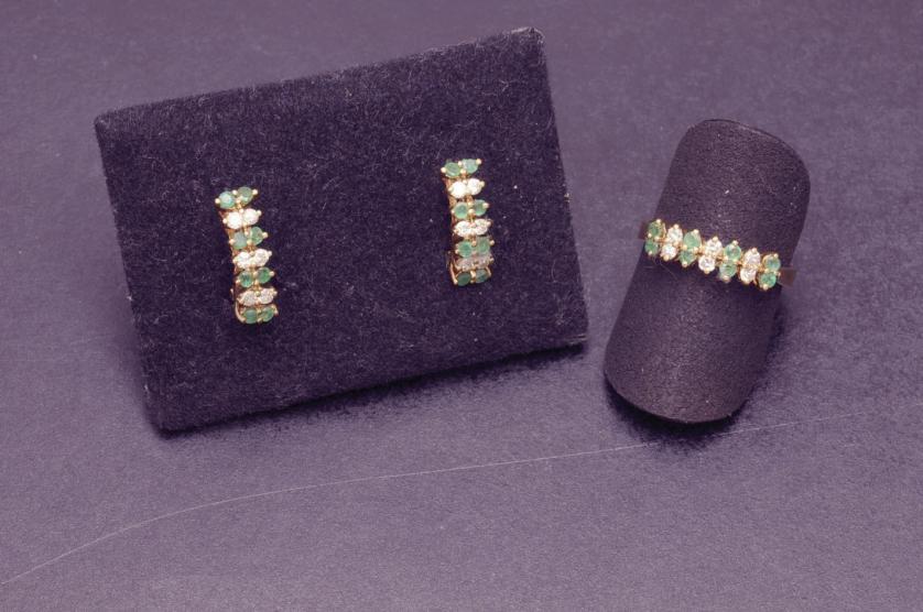 Gold ring and earrings with emeralds