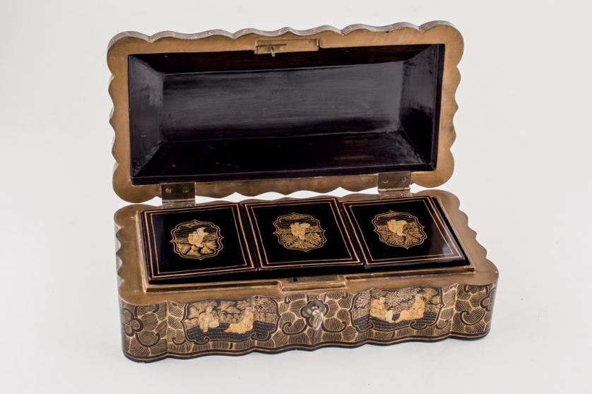 Caja china de juego en madera lacada. XIX