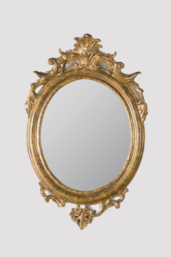 Espejo de madera dorada y tallada