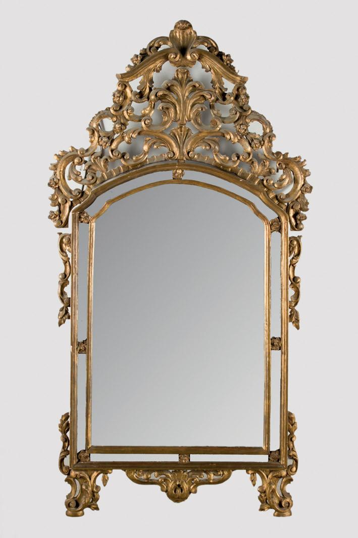 Espejo de madera dorada y tallada. Ffs.S.XIX