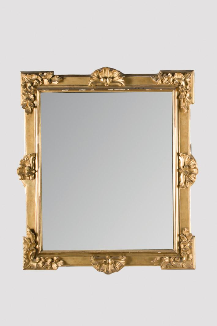 Espejo de madera dorada. Antiguo