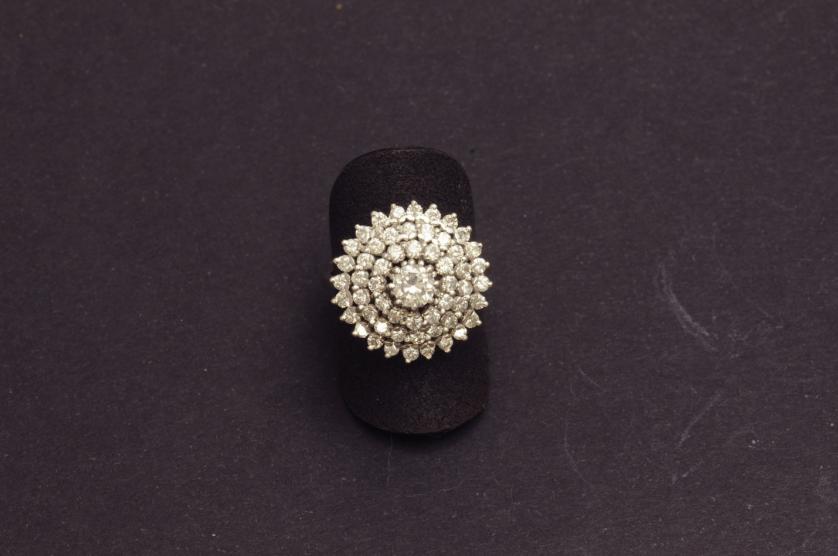 White gold rosette ring with diamonds