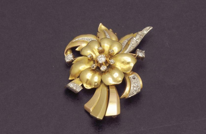 Broche de oro flor con diamantes