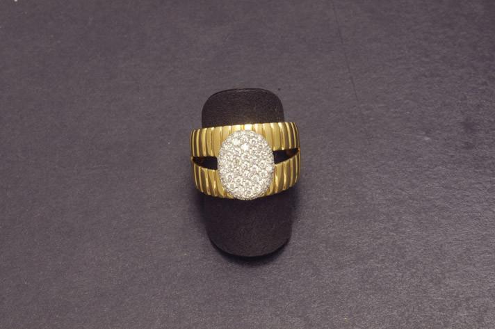 Sortija de oro con centro oval de diamantes