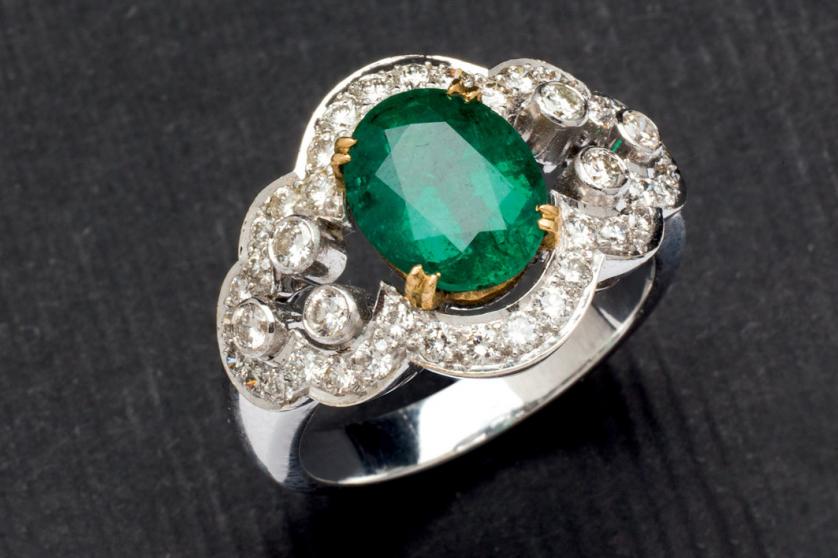 Sortija de esmeralda de Zambia y diamantes