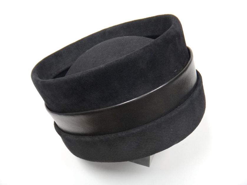 Givenchy. Sombrero de ante y cuero negro