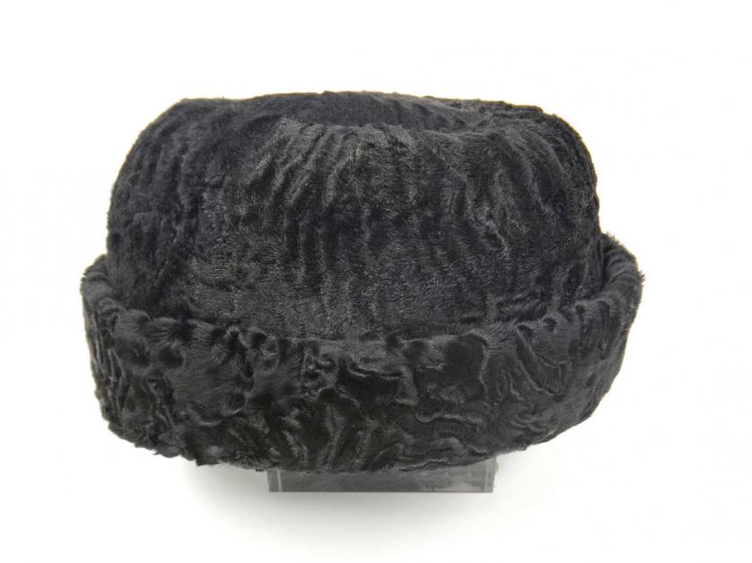 Givenchy. Sombrero de astrakán negro.