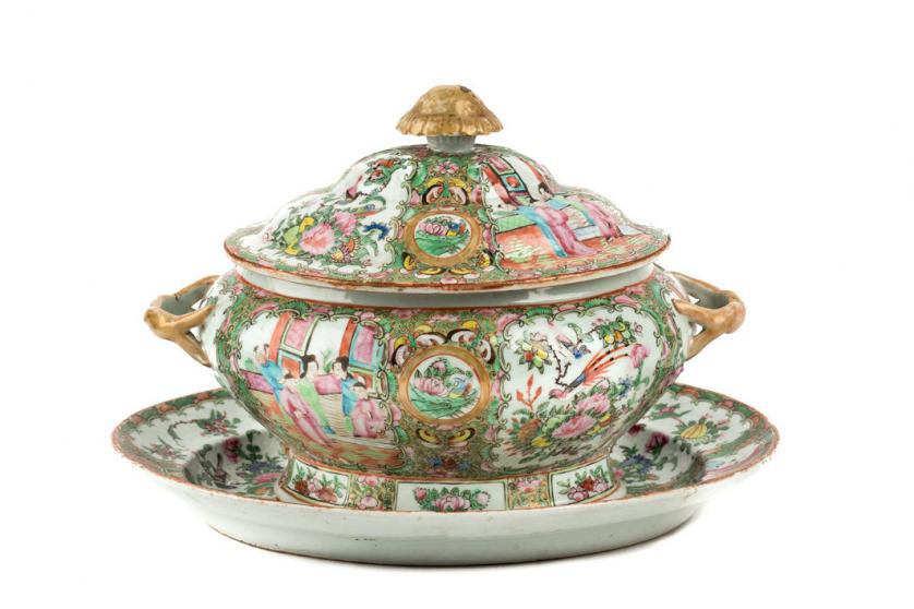 Sopera con fuente de porcelana china. S. XIX