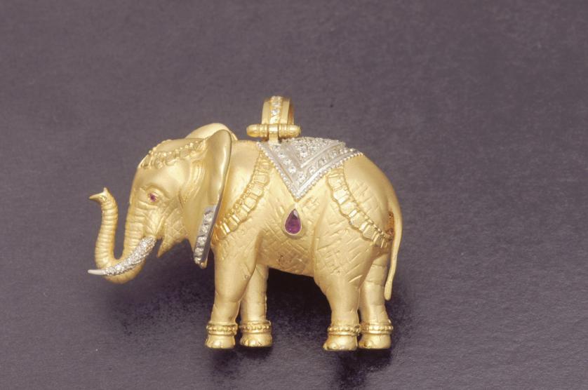 Colgante elefante en oro, rubíes y brillantes